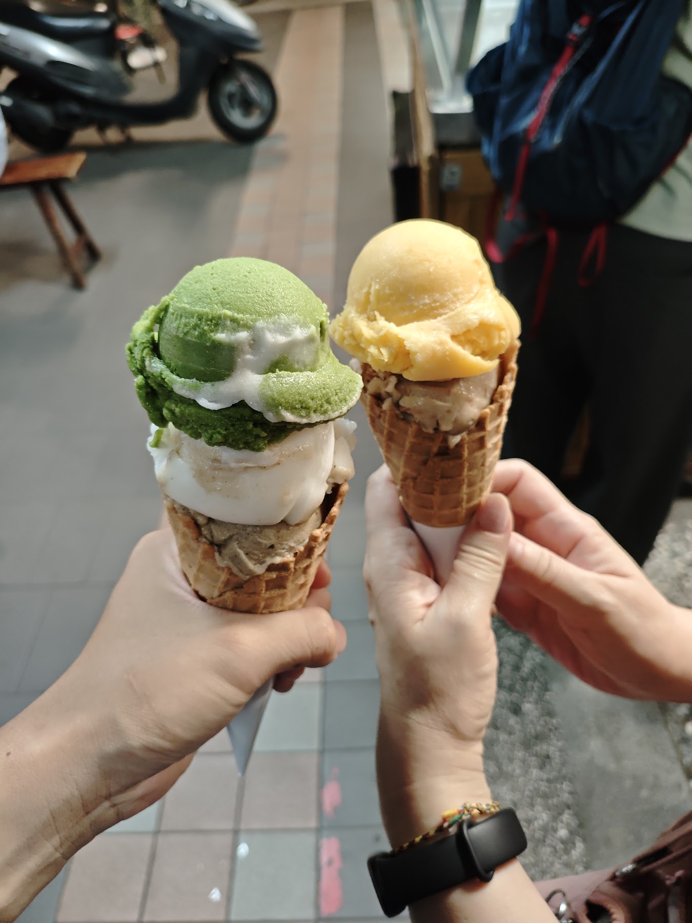 兩支裝有多球冰品的餅乾甜筒