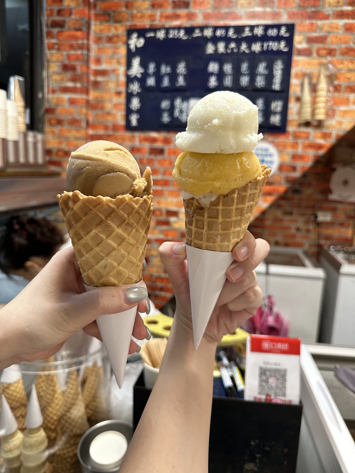 兩支裝有古早味冰品的脆皮甜筒