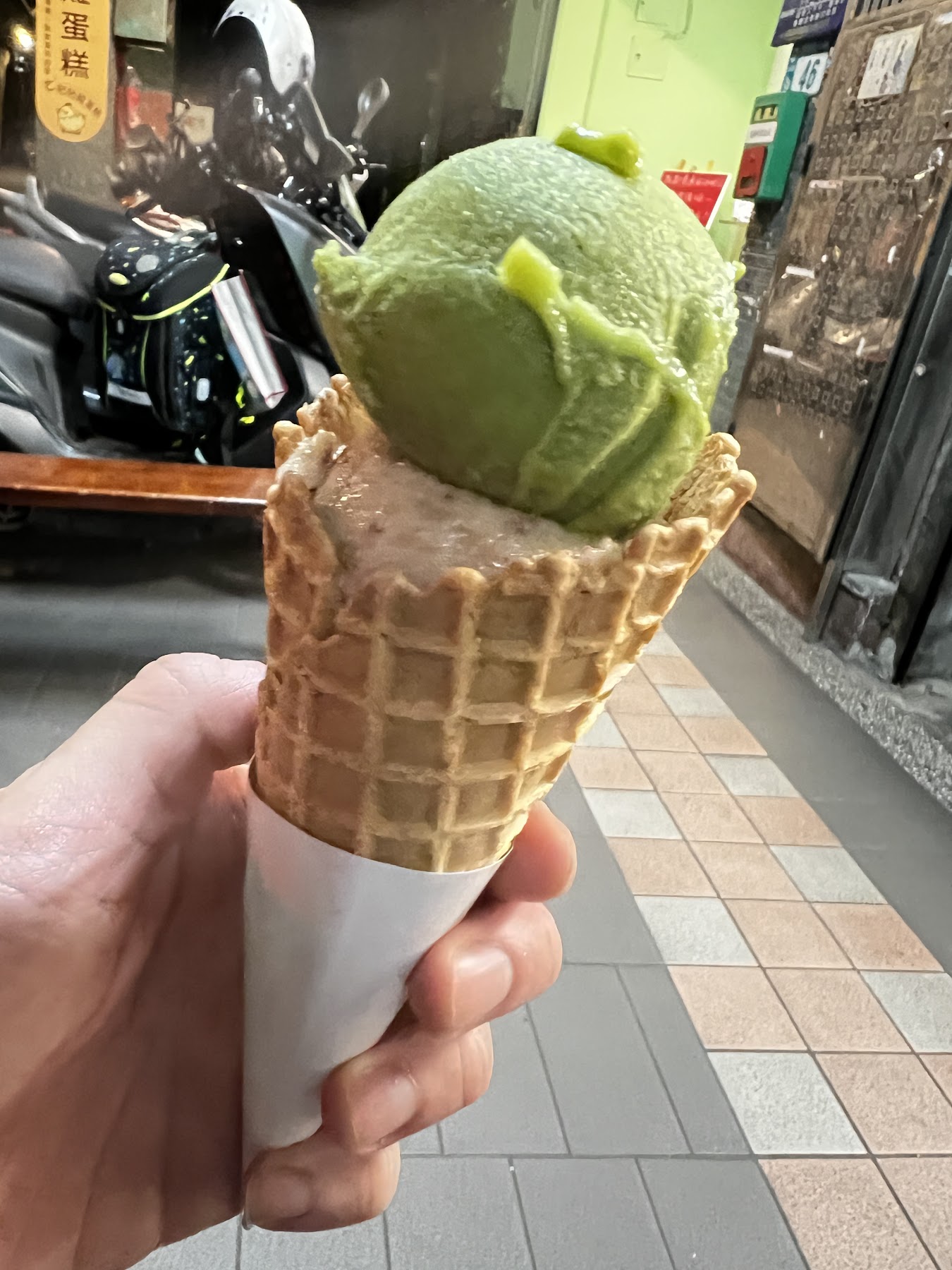 綠色茶香冰品與深色冰品的脆皮甜筒
