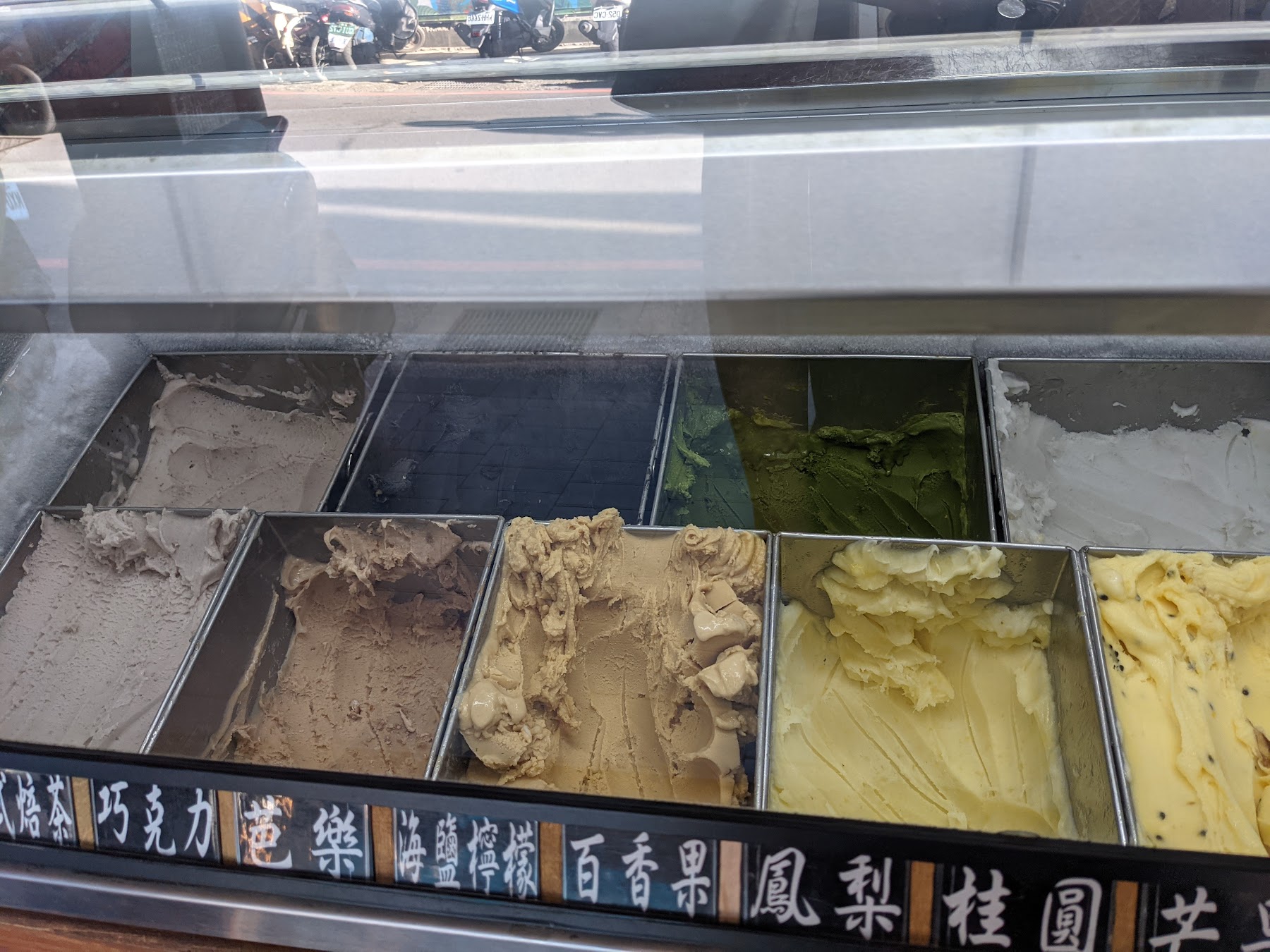 冰品展示櫃中的傳統與水果風味冰品